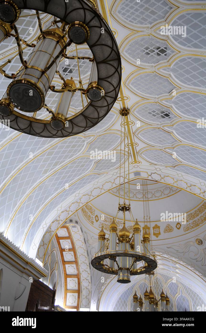 Vista interna della moschea Omar Ali Saifuddien che mostra un lampadario ornato, Bandar Seri Begawan, Brunei. Foto Stock