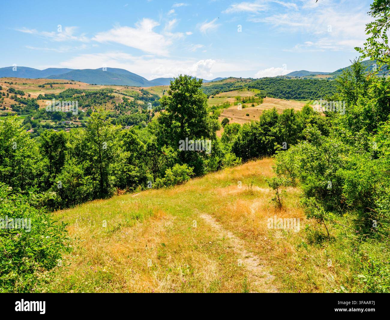 Paesaggio rurale vicino ai villaggi di Selca e Poshtme - regione di Pogradec, Albania Foto Stock