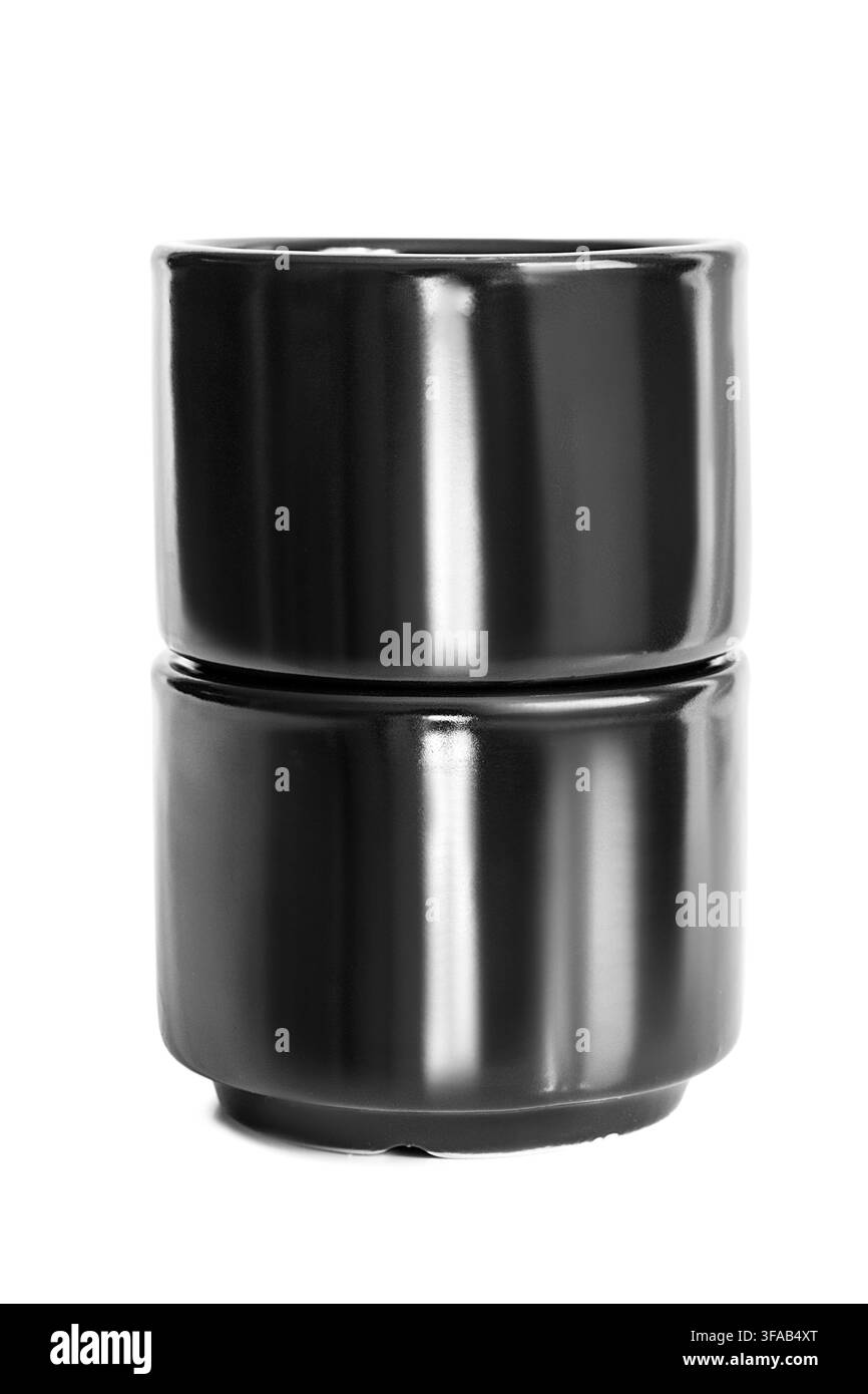 Due ciotole di salsa in ceramica nera isolate su sfondo bianco Foto Stock