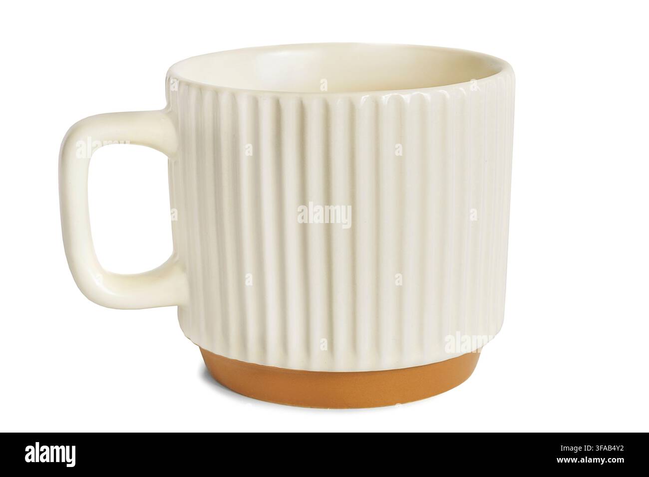 Tazza da caffè in ceramica beige isolata su sfondo bianco Foto Stock