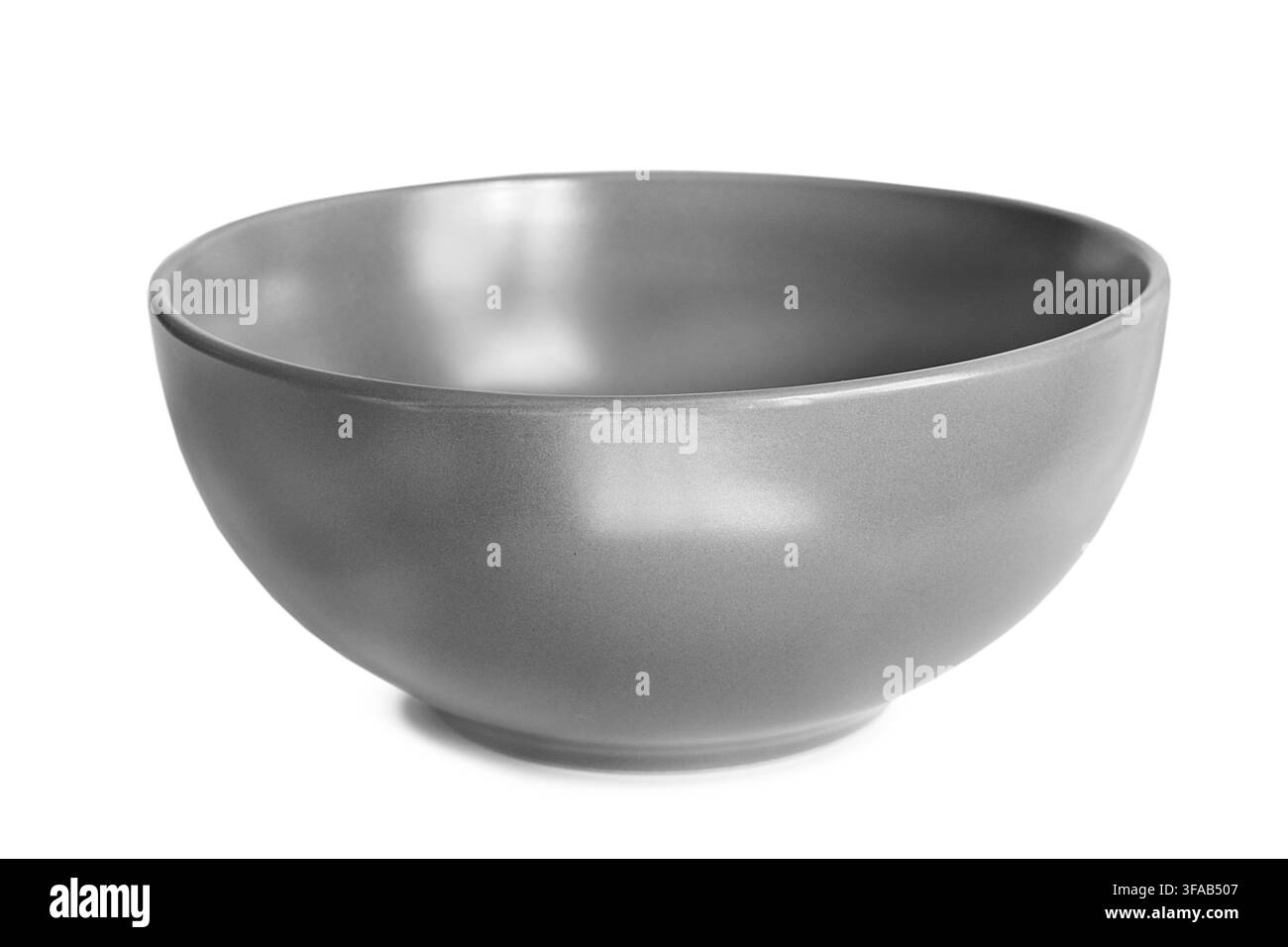 Ciotola da cucina in ceramica grigia vuota isolata su sfondo bianco Foto Stock