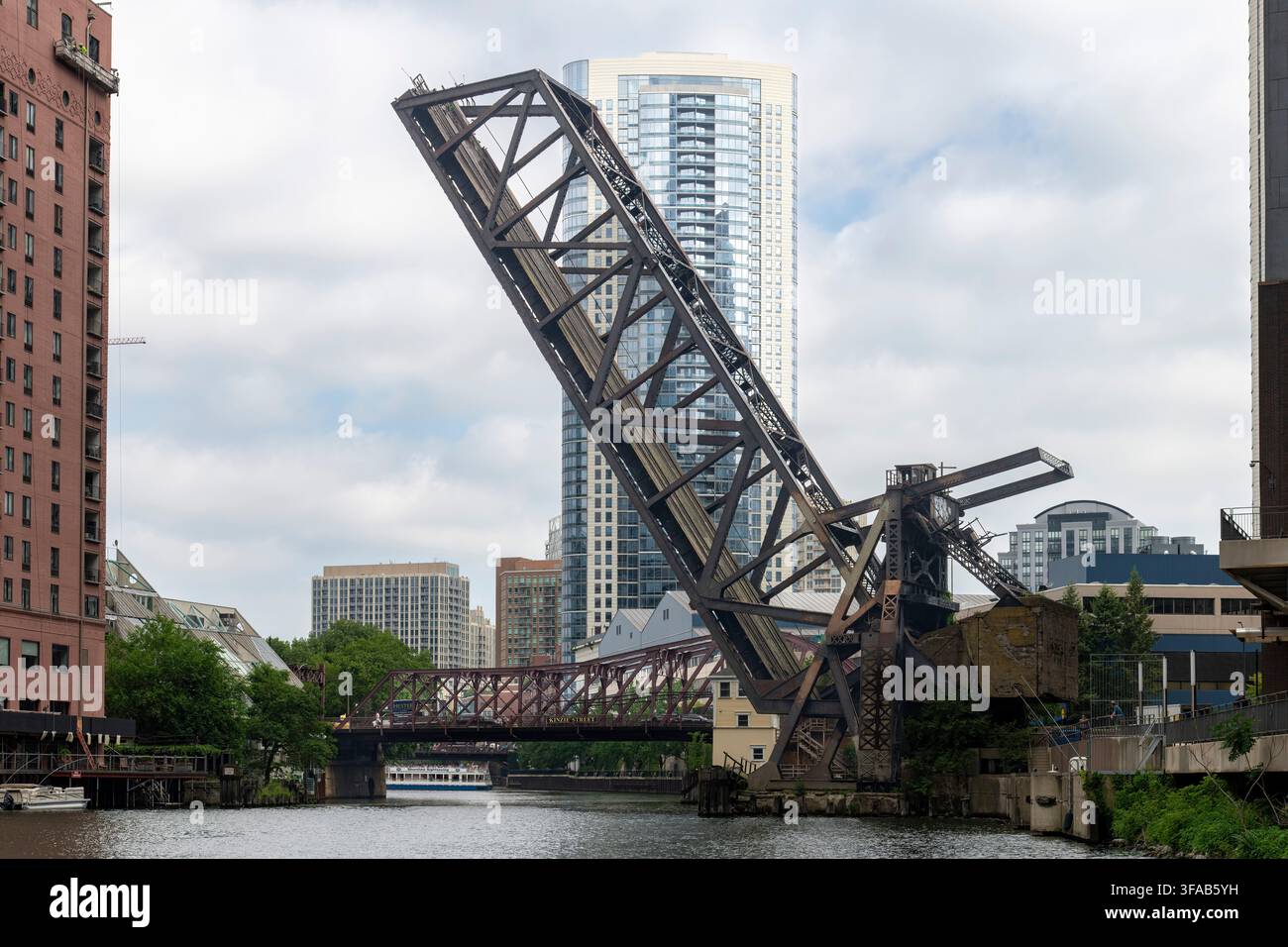 Chicago, Illinois, USA – 26 giugno 2026: Storico ponte ferroviario rialzato di Kinzie Street sul ramo nord del fiume Chicago con la Kinzie Street Foto Stock