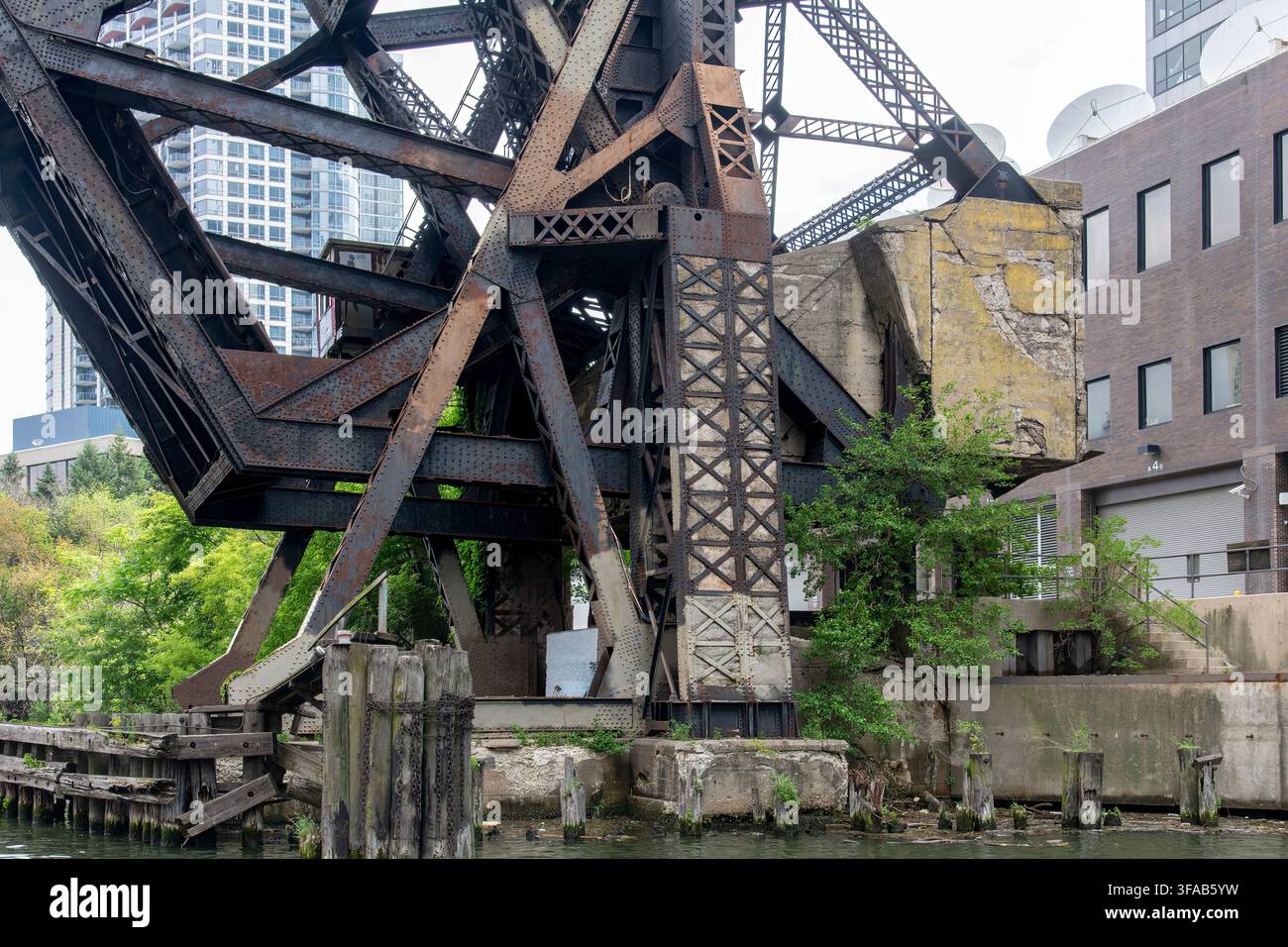Chicago, Illinois, USA–26 giugno 2026: Primo piano della struttura in acciaio, del contrappeso e della struttura meccanica del ponte basculante storico sollevato di Kinzie Street rai Foto Stock