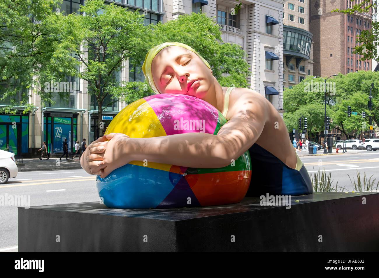 Chicago, Illinois, USA–29 giugno 2026: Scultura Brooke con pallone da spiaggia della scultrice Carole A. Feuerman che raffigura una nuotatrice realistica che abbraccia un pallone colorato Foto Stock