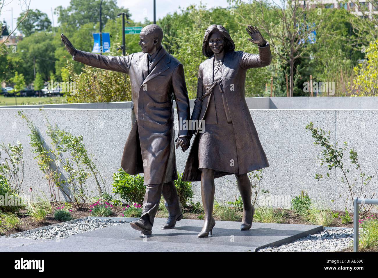 Chicago, IL, USA–29 giugno 2026: Statue di bronzo dell'ex presidente degli Stati Uniti Barack Obama e dell'ex First Lady Michelle Obama che accolgono i visitatori all'Ob Foto Stock