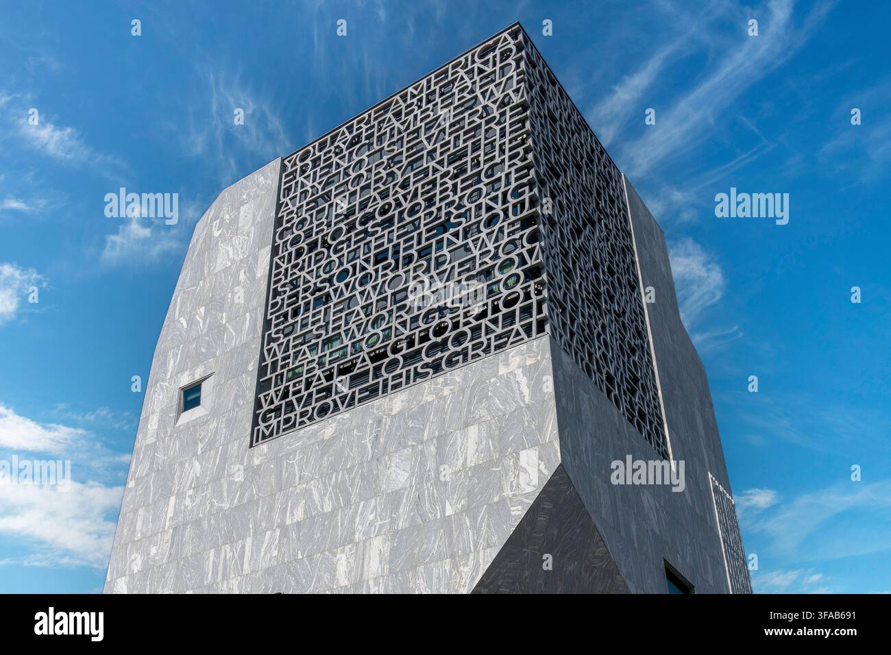 Chicago, IL, USA – 29 giugno 2026: Vista ad angolazione bassa dell’edificio del museo dell’Obama Presidential Center con facciata tipografica che mostra una citazione di Pre Foto Stock