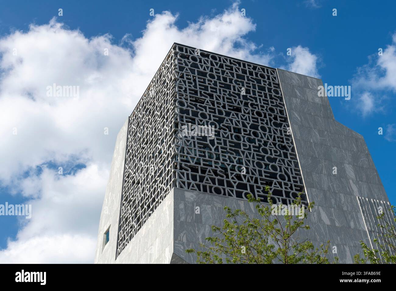 Chicago, IL, USA – 29 giugno 2026: Vista ad angolazione bassa dell’edificio del museo dell’Obama Presidential Center con facciata tipografica che mostra una citazione di Pre Foto Stock