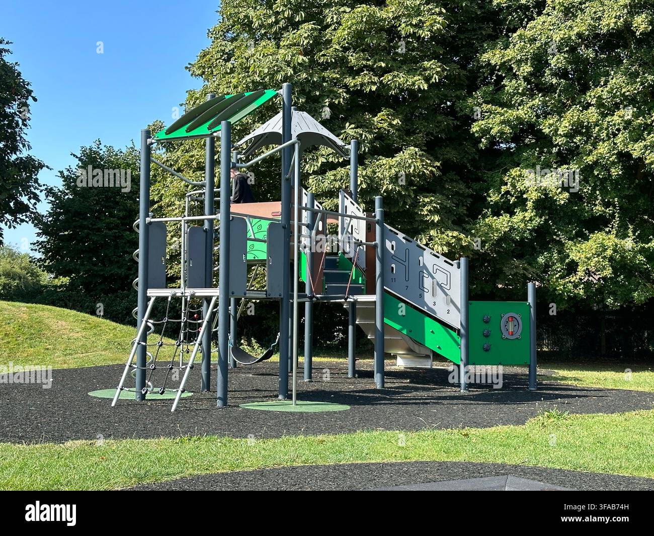 Parco giochi per bambini vuoto con struttura di arrampicata e scivolo nel parco - Immagine stock catturata con smartphone