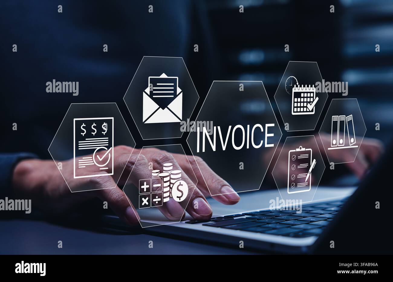 Concetto di gestione fatturazione elettronica e fatturazione online. Una persona che lavora su un notebook con icone di fattura digitale, calendario, lista di controllo, denaro, estratto conto, docenti Foto Stock