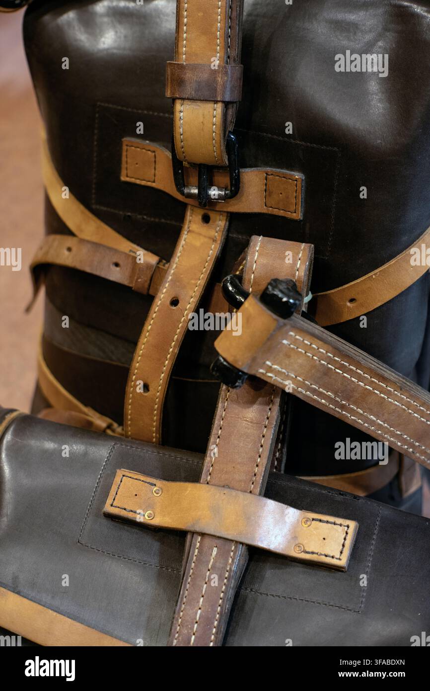 Cinghie in pelle su borsa vintage per raccoglitore postale del treno a vapore Royal Mail, Inghilterra Foto Stock