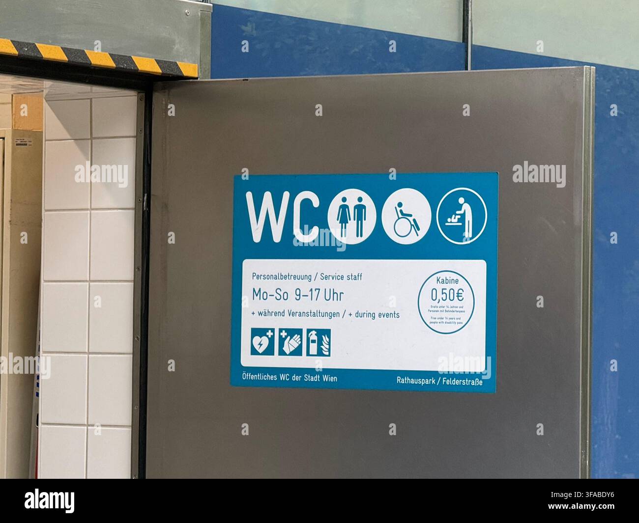 Vienna, Austria. 19 agosto 2026. Una vista di un’installazione di servizi igienici pubblici. Una donna sta citando in giudizio la città di Vienna perché, sebbene l’uso degli urinali nelle toilette pubbliche sia gratuito, a volte l’uso delle cabine costa 50 centesimi. Credit: Matthias Röder/dpa/Alamy Live News Foto Stock