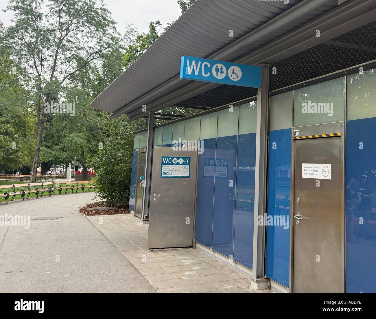 Vienna, Austria. 19 agosto 2026. Una vista di un’installazione di servizi igienici pubblici. Una donna sta citando in giudizio la città di Vienna perché, sebbene l’uso degli urinali nelle toilette pubbliche sia gratuito, a volte l’uso delle cabine costa 50 centesimi. Credit: Matthias Röder/dpa/Alamy Live News Foto Stock