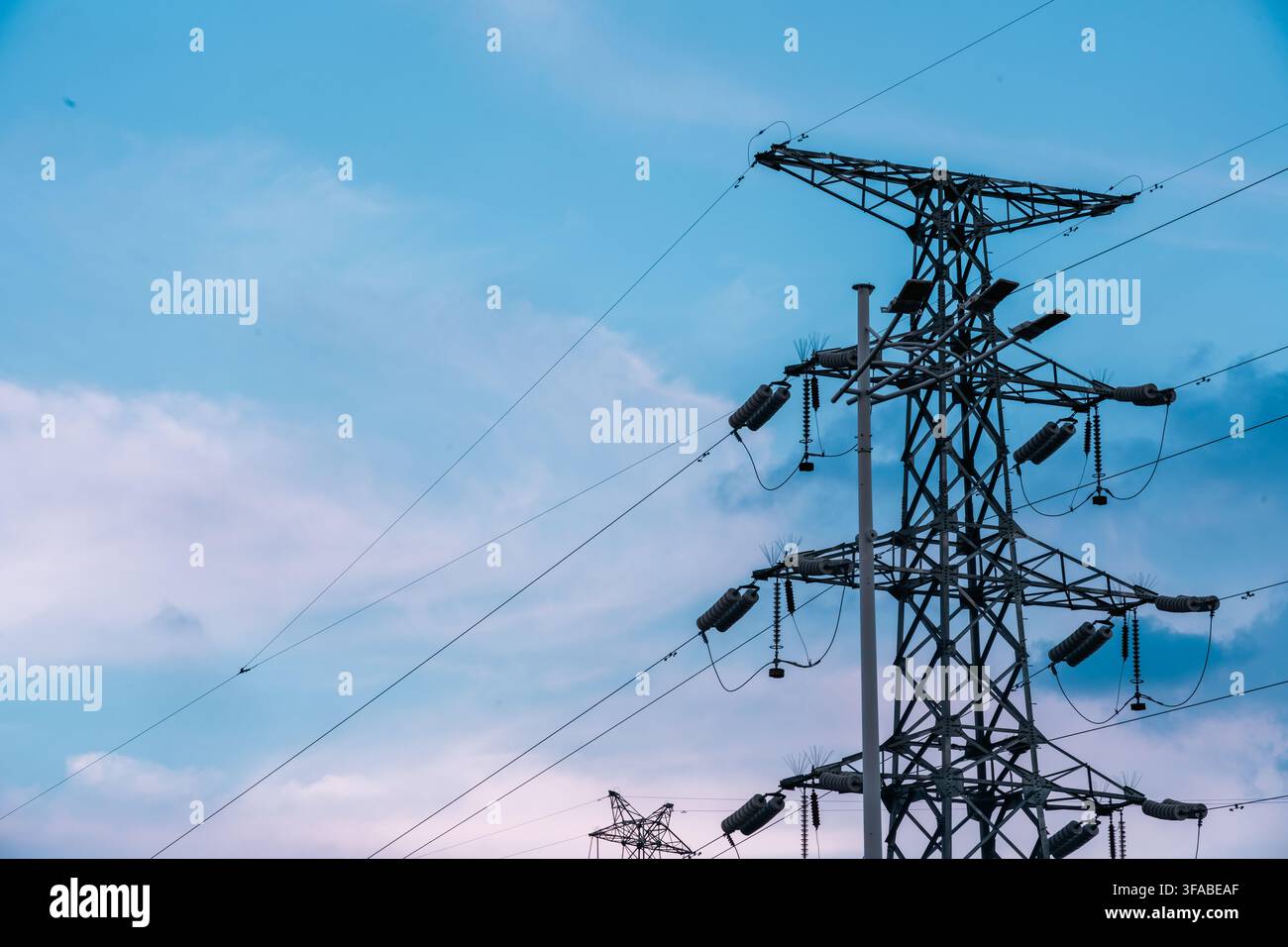 Torre elettronica sotto il cielo Foto Stock