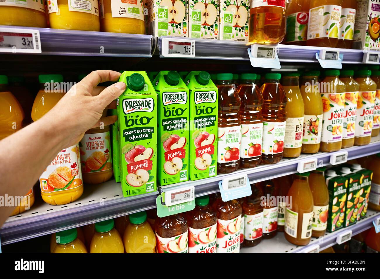 Succo Bio Label in un negozio di alimentari Foto Stock