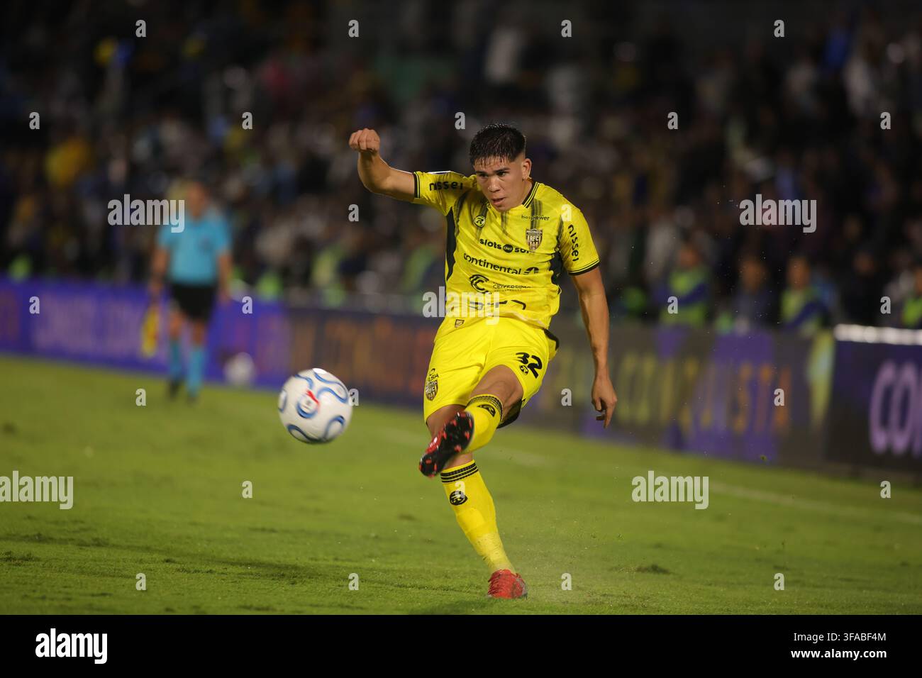ASUNCION, PARAGUAY - 18 AGOSTO: Lucas Monzon del Recoleta FC controlla la palla durante la partita di andata degli ottavi di finale della CONMEBOL Sudamericana 2026 tra D Foto Stock