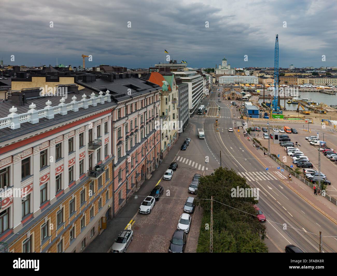 Vista aerea di via Etelaranta e del porto di Etelasatama con edifici storici, auto parcheggiate e la cattedrale di Helsinki in lontananza ad Helsinki Foto Stock