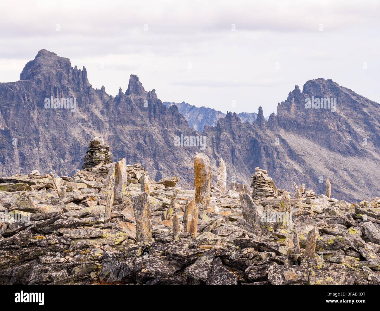 Vista aerea del picco montuoso Kongen con terreno roccioso e cumuli di pietre in primo piano, Andalsnes, More og Romsdal, Norvegia. Foto Stock