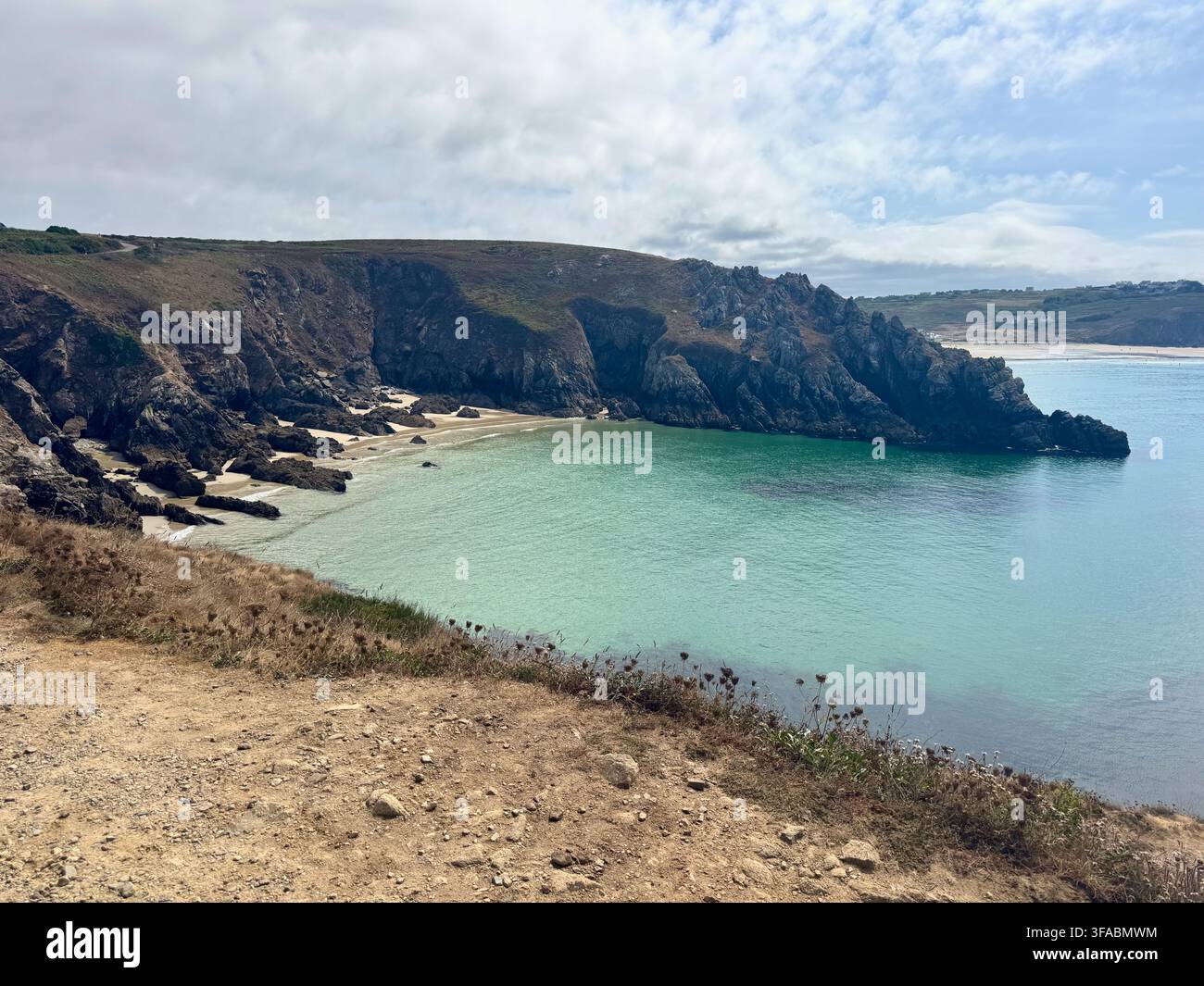 Acqua turchese in una baia riparata sotto scogliere frastagliate vicino a Pointe du Van, Cap Sizun, Finistère, Bretagna, Francia. Foto Stock
