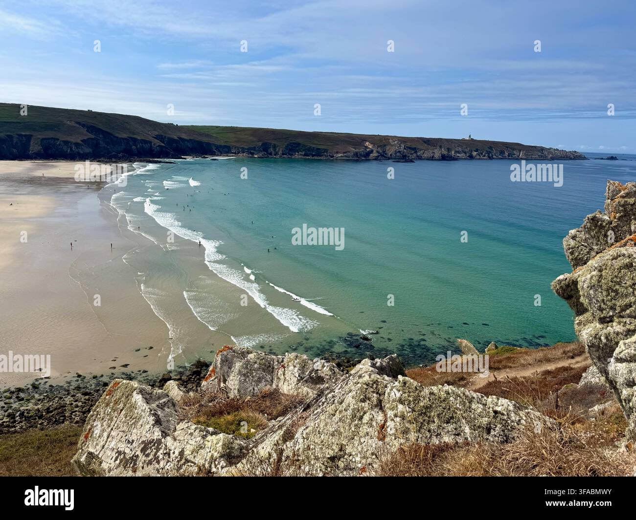 Acqua turchese e spiaggia sabbiosa della Baia des Trépassés vista dalle scogliere vicino a Pointe du Van, Cap Sizun, Finistère, Bretagna, Francia. Foto Stock