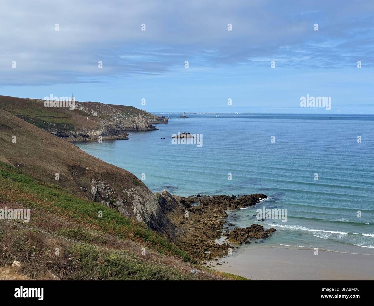 Promontorio roccioso e costa frastagliata di Cap Sizun vicino alla Pointe du Van, Finistère, Bretagna, Francia. Foto Stock