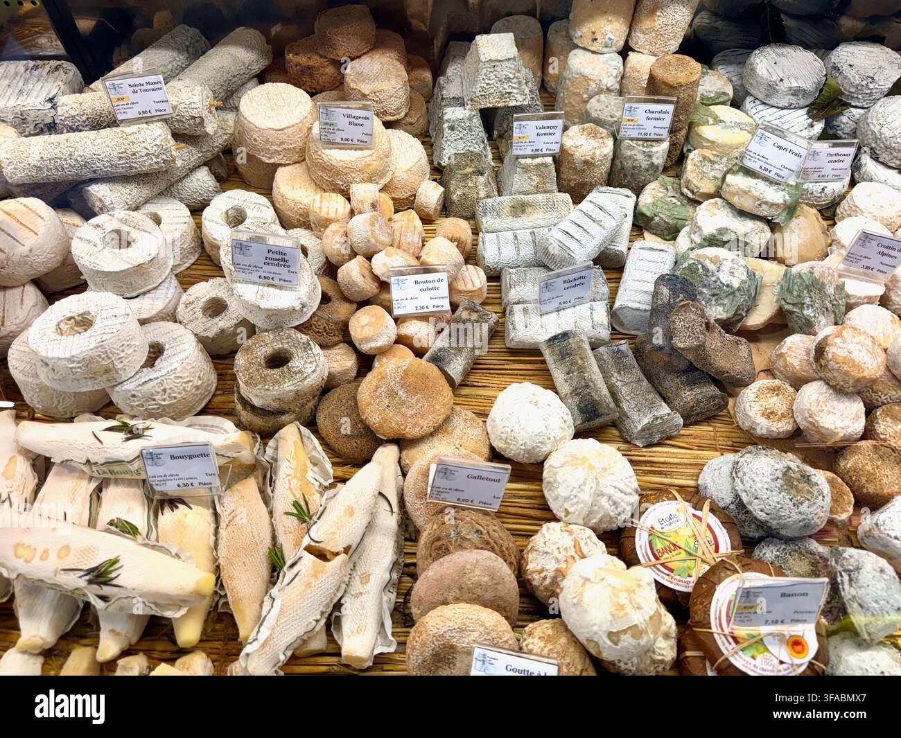 Selezione di formaggi francesi artigianali in esposizione al bancone della fromagerie, Francia. Foto Stock