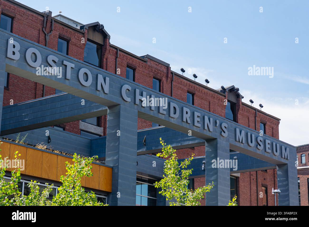 Boston, MA, USA - 11 luglio 2026: Ingresso principale del Boston Children's Museum sul Fort Point Channel a South Boston. Foto Stock