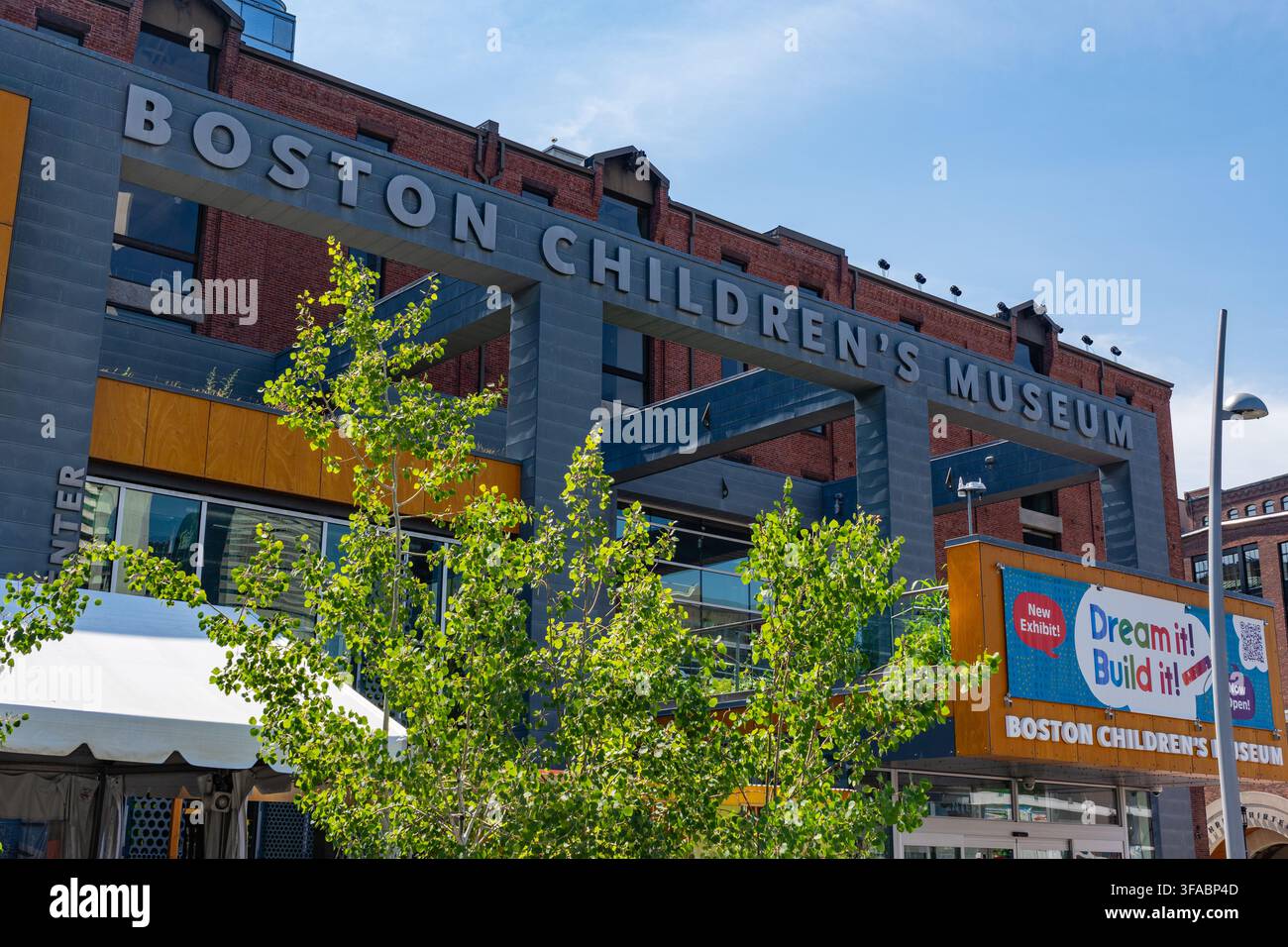Boston, MA, USA - 11 luglio 2026: Ingresso principale del Boston Children's Museum sul Fort Point Channel a South Boston. Foto Stock