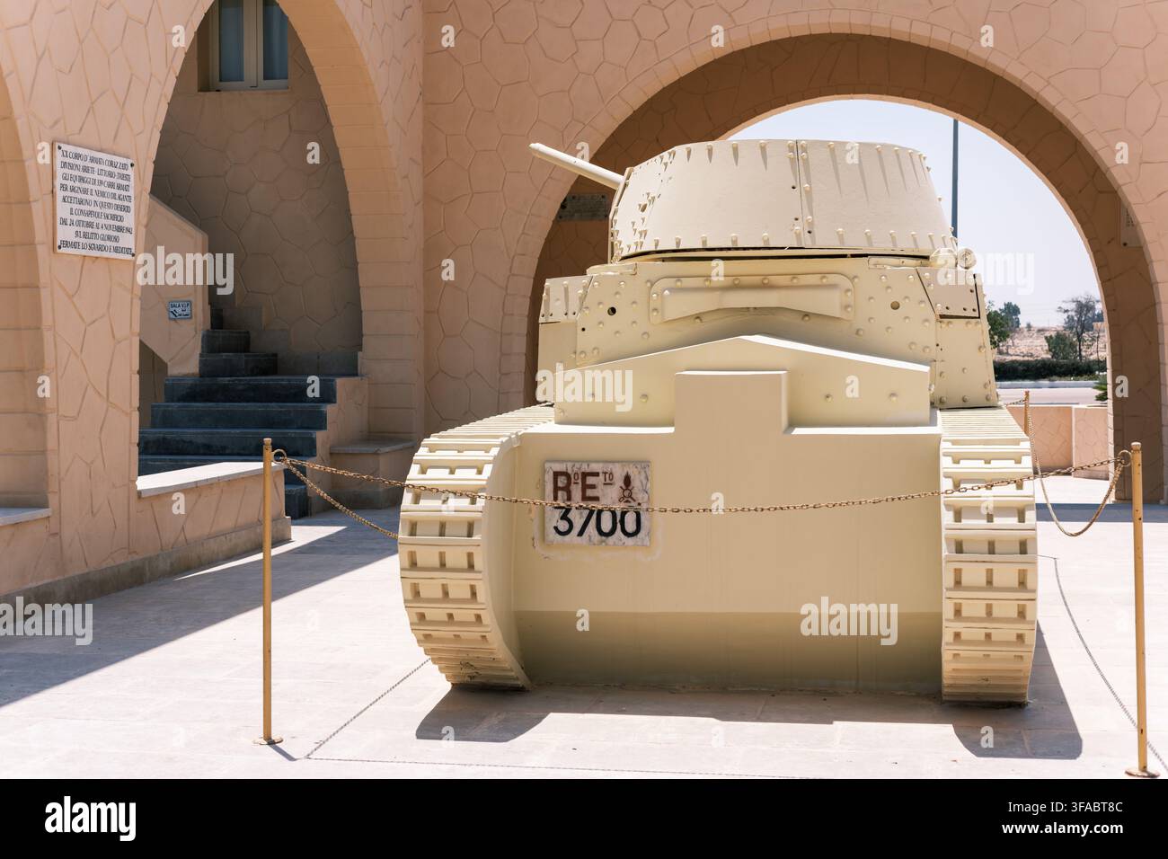 Un carro italiano M13/40 conservato esposto sotto archi in pietra, Sacrario Militare Italiano, El Alamein, Egitto. Foto Stock