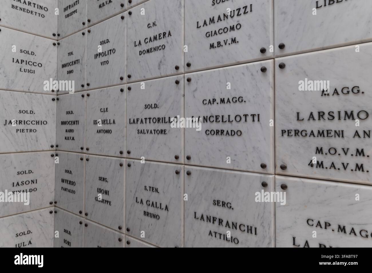 Placche commemorative in marmo con i nomi Iapicco, Innocenti, La Camera e Lamanuzzi, Sacrario Militare Italiano, El Alamein. Foto Stock