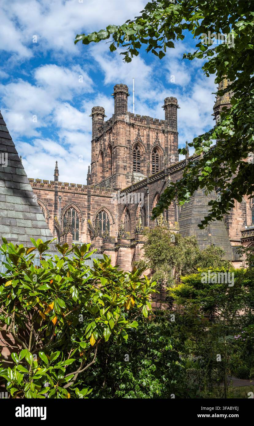 L’imponente cattedrale nel cuore di Chester vista dalle mura cittadine oltre Eastgate, Chester, Cheshire, Regno Unito Foto Stock