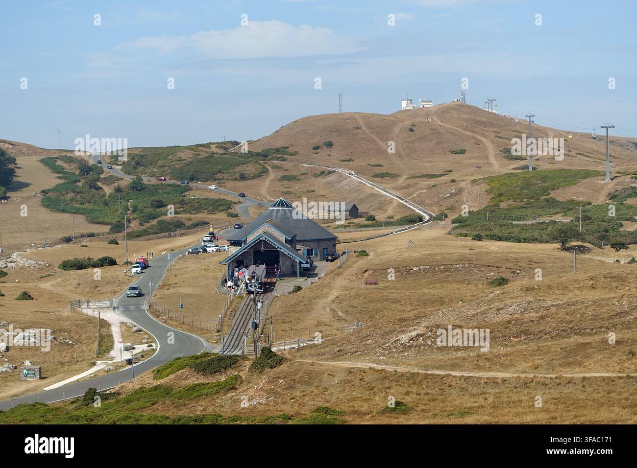 The Great Orme, Llandudno, Galles, che mostra la tramvia e le funivie per/dal Summit Cafe Foto Stock