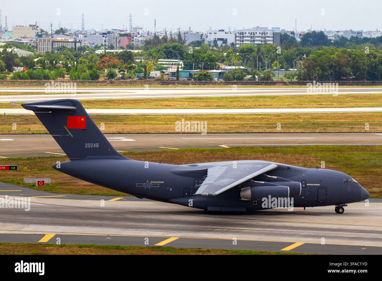 Un aereo da trasporto Xian Y-20A con registrazione 20248 dell'aeronautica militare cinese in taxi sulla pista dell'aeroporto internazionale di Tan Son Nhat, Vietnam. Foto Stock