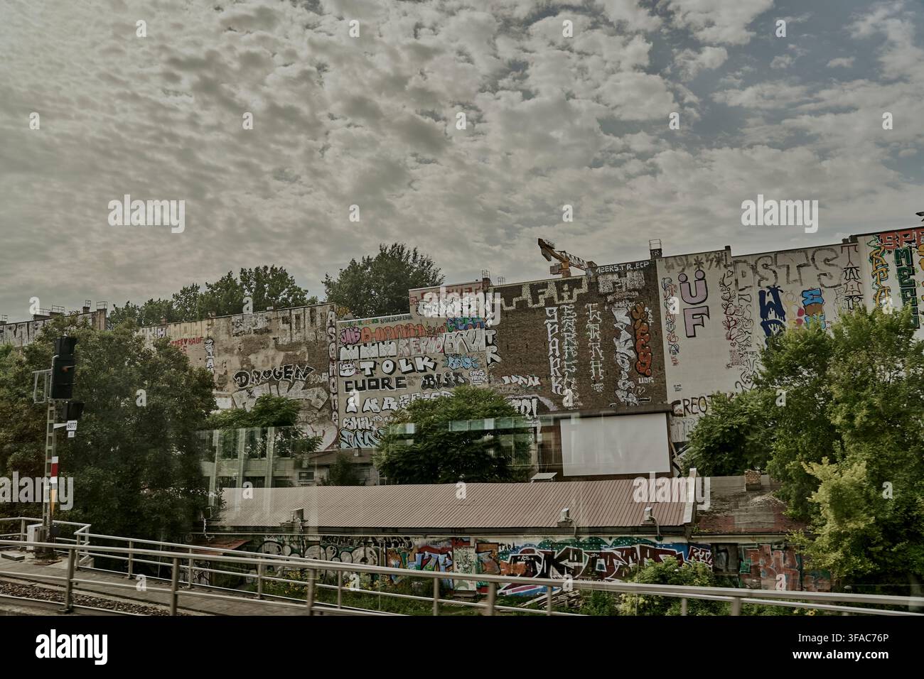 Trasformazione urbana postindustriale e dinamiche subculturali a Friedrichshain a Berlino, graffiti grezzi su muri di mattoni vuoti in decadenza che fungono da luogo di creazione Foto Stock