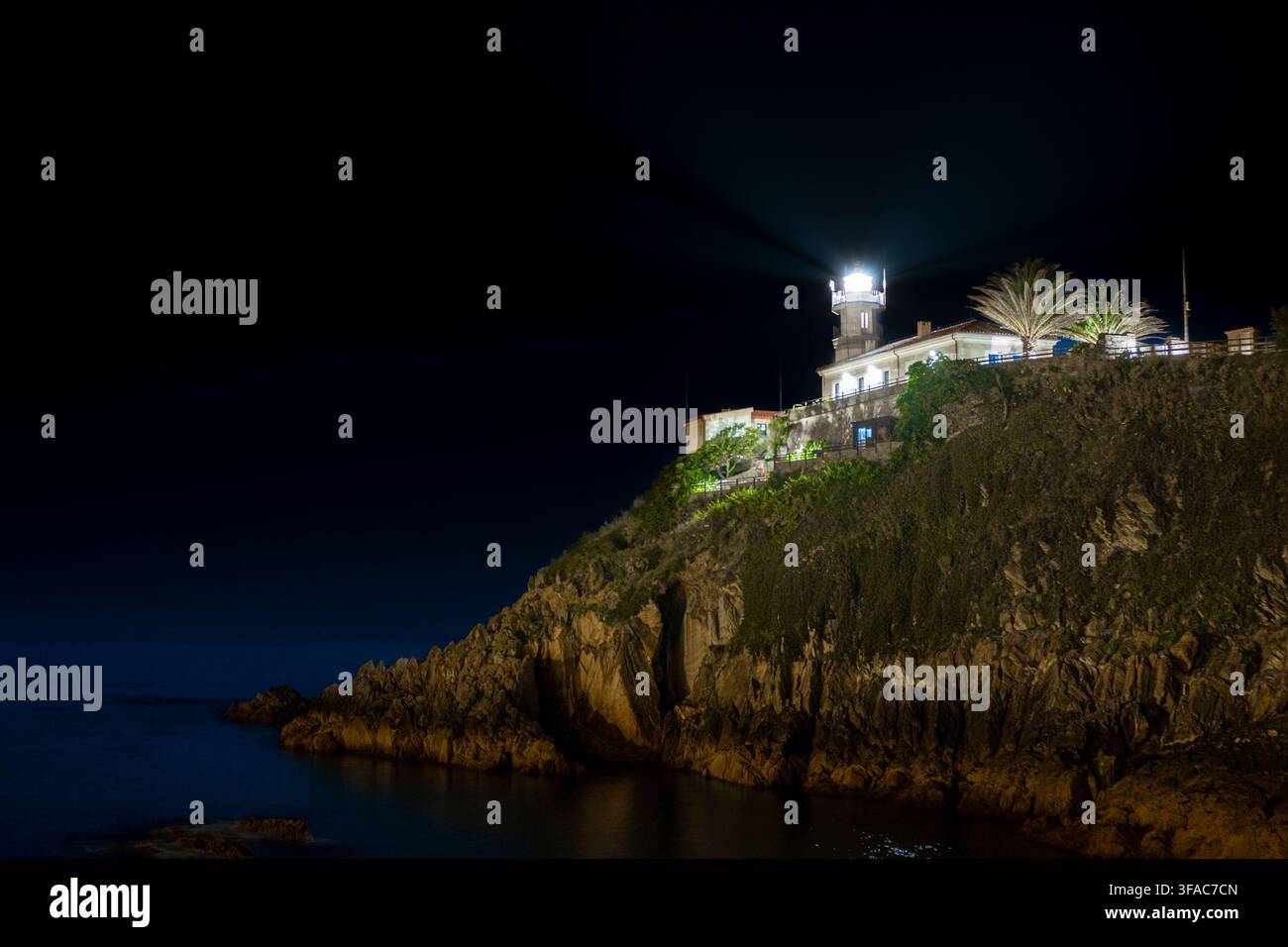 Fotografia notturna del bellissimo faro nella villa di Cudillero, Spagna Foto Stock