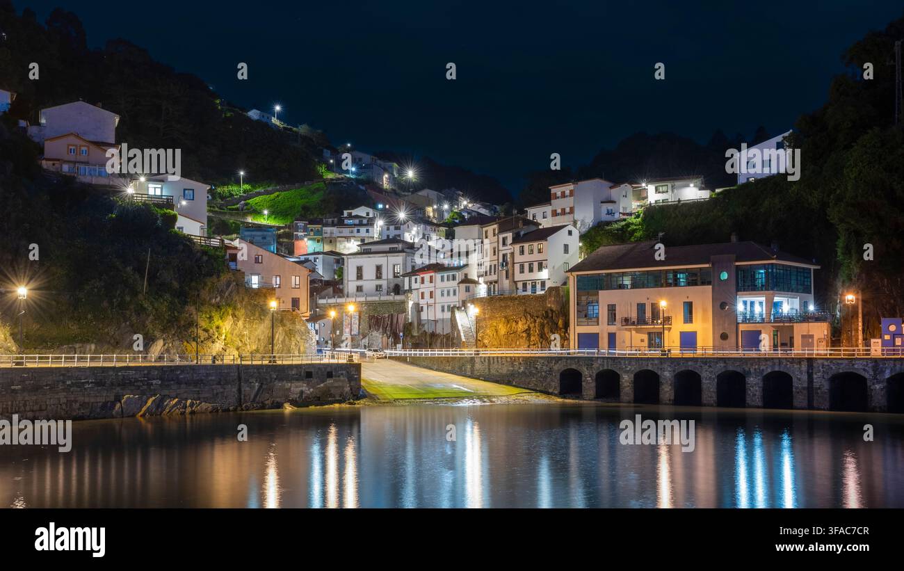 Fotografia notturna del bellissimo villaggio di pescatori di Cudillero sul litorale del Mar Cantabrico nelle Asturie, Spagna Foto Stock