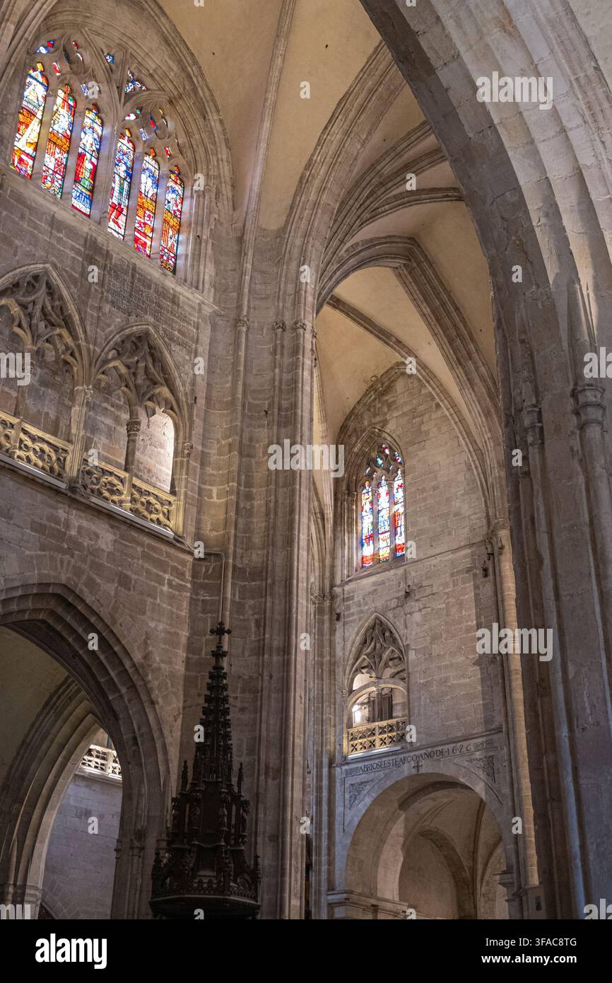 Fotografia verticale dell'interno della cattedrale gotica di Oviedo, Spagna Foto Stock