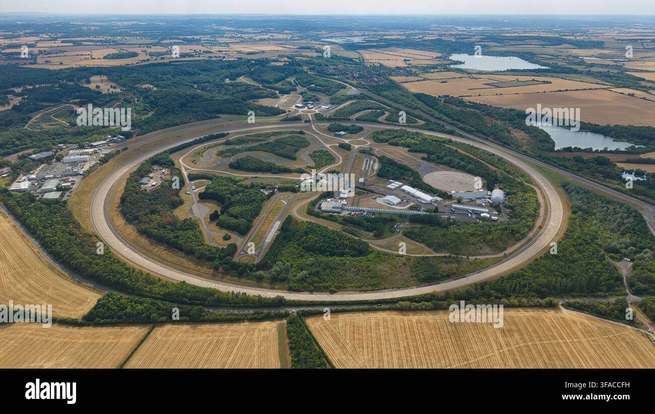 Vista aerea del Millbrook Proving Ground, un centro di prova per veicoli con una grande pista circolare, reti stradali interne e agricoltura circostante Foto Stock