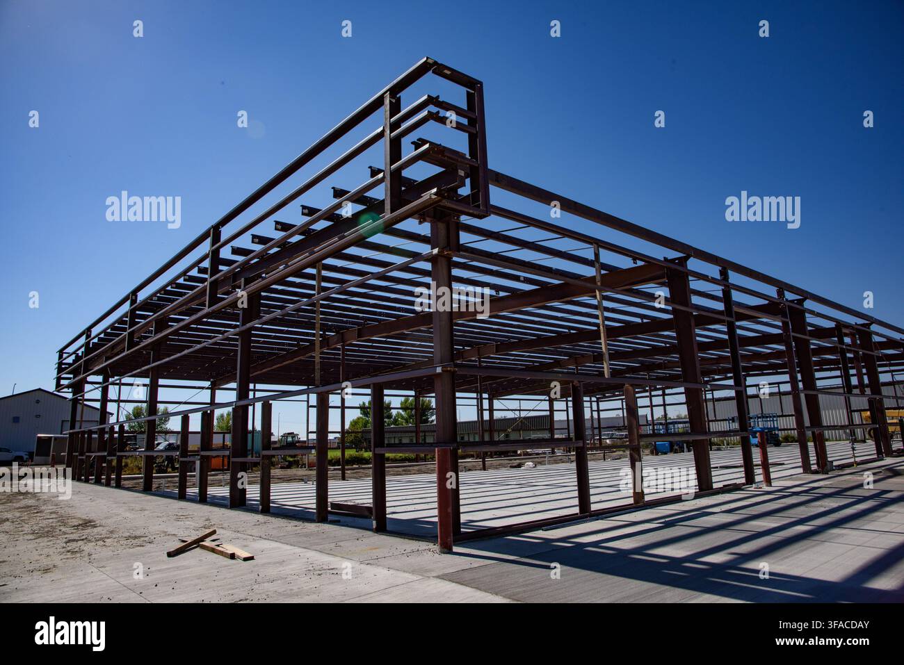 Interno di un'aggiunta in cemento e telaio d'acciaio a un edificio esistente. Foto Stock