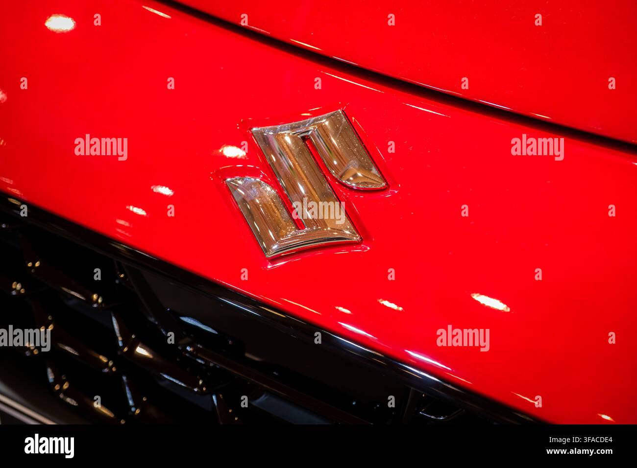 Lisbona, Portogallo - 16 maggio 2026: badge del cofano Suzuki alla mostra automobilistica ECAR Show, con emblema cromato, vernice lucida e dettaglio frontale Foto Stock