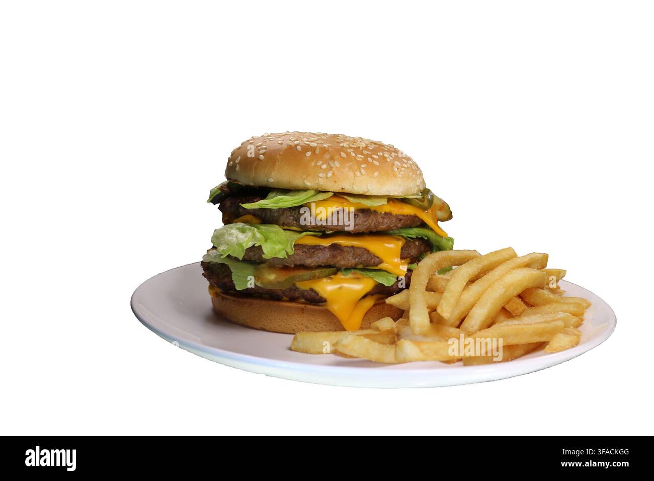 Triplo cheeseburger con formaggio, lattuga, cipolla, cetrioli, panino ai semi di sesamo, patatine fritte. Foto Stock