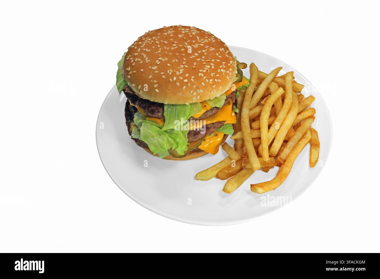 Triplo cheeseburger con formaggio, lattuga, cipolla, cetrioli, panino ai semi di sesamo, patatine fritte. Foto Stock