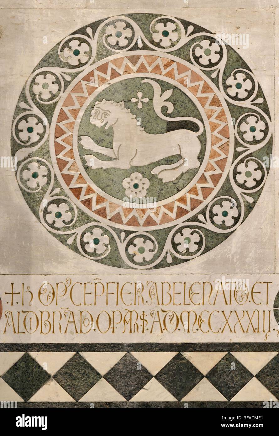 LUCCA, ITALIA - 23 GIUGNO 2026: Il dettaglio dell'intarsio medievale in marmo (leone) della chiesa Cattedrale di San Martino di artista sconosciuto (1210 – 1230). Foto Stock