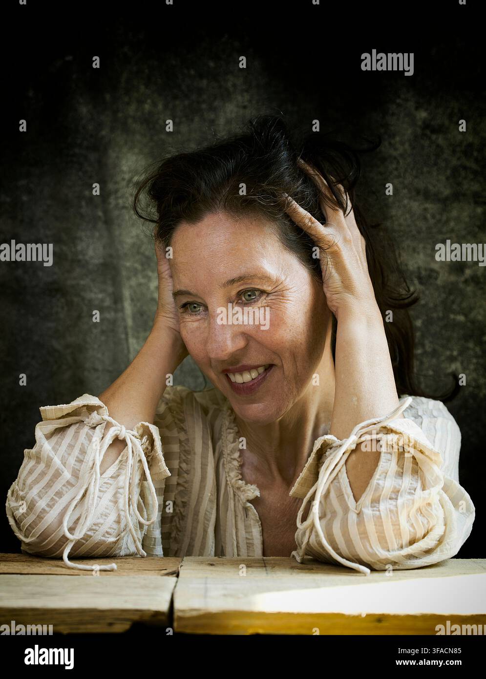 Donna matura in menopausa che sorride alla vita IV, Spagna Foto Stock