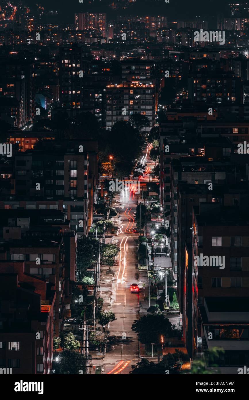 Esposizione lunga delle scie di luci delle auto a Bogotá, Colombia Foto Stock