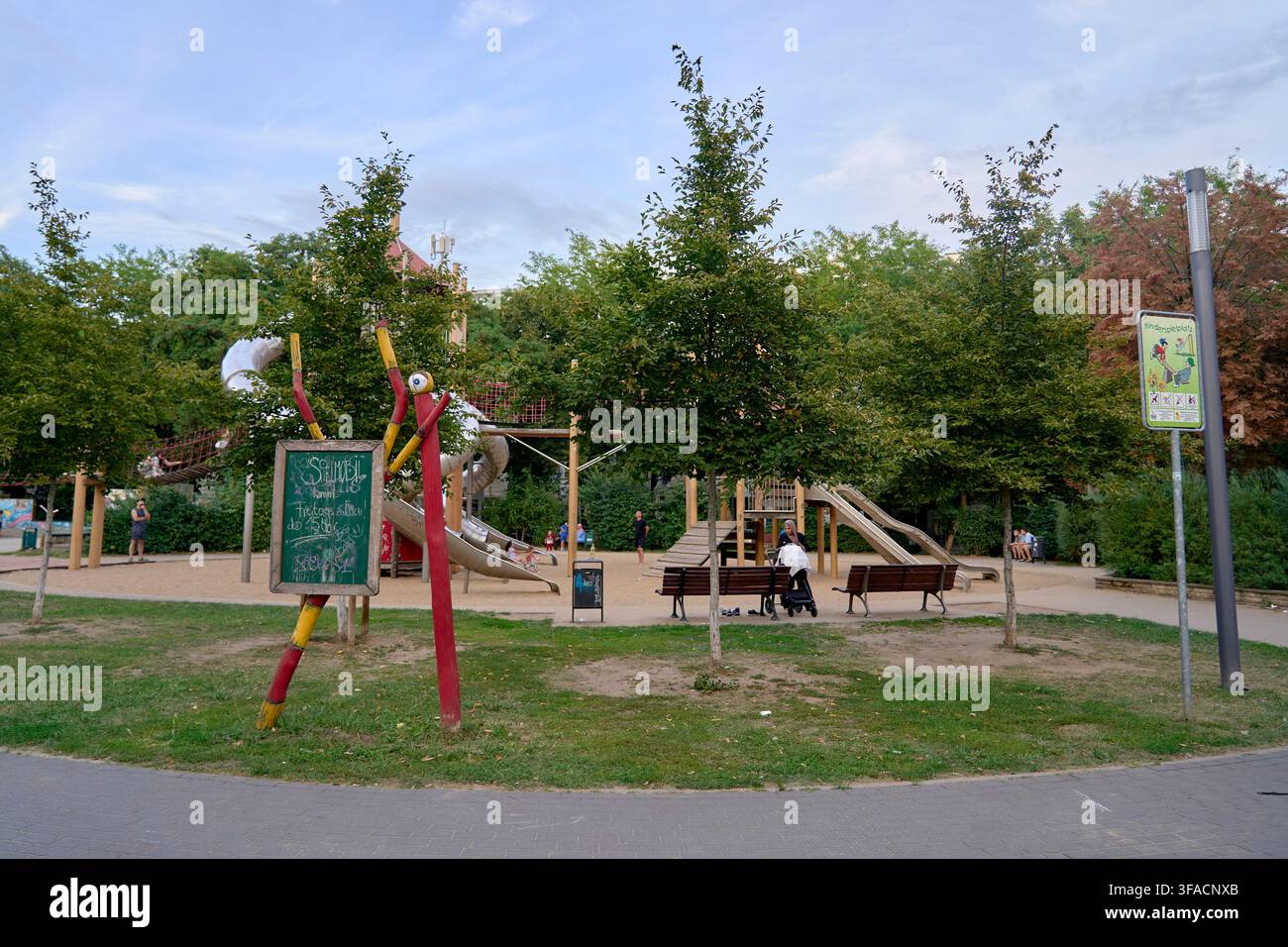 Lavoro pedagogico giovanile e impegno sociale comunitario negli spazi residenziali urbani, cartello del servizio di prossimità mobile per i giovani su una struttura a lavagna Foto Stock
