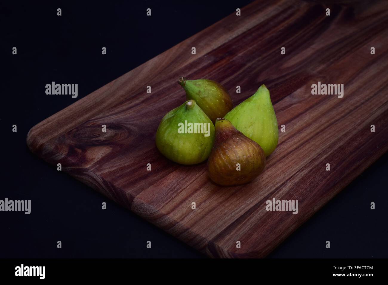 Fichi su un vassoio di legno Foto Stock