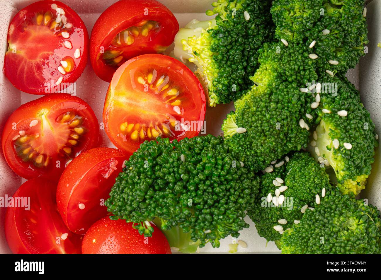 Scatola di broccoli freschi e pomodorini Foto Stock