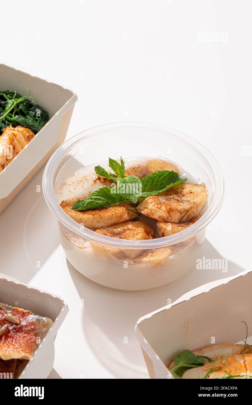 Riso dolce con banana e tazza di cannella Foto Stock