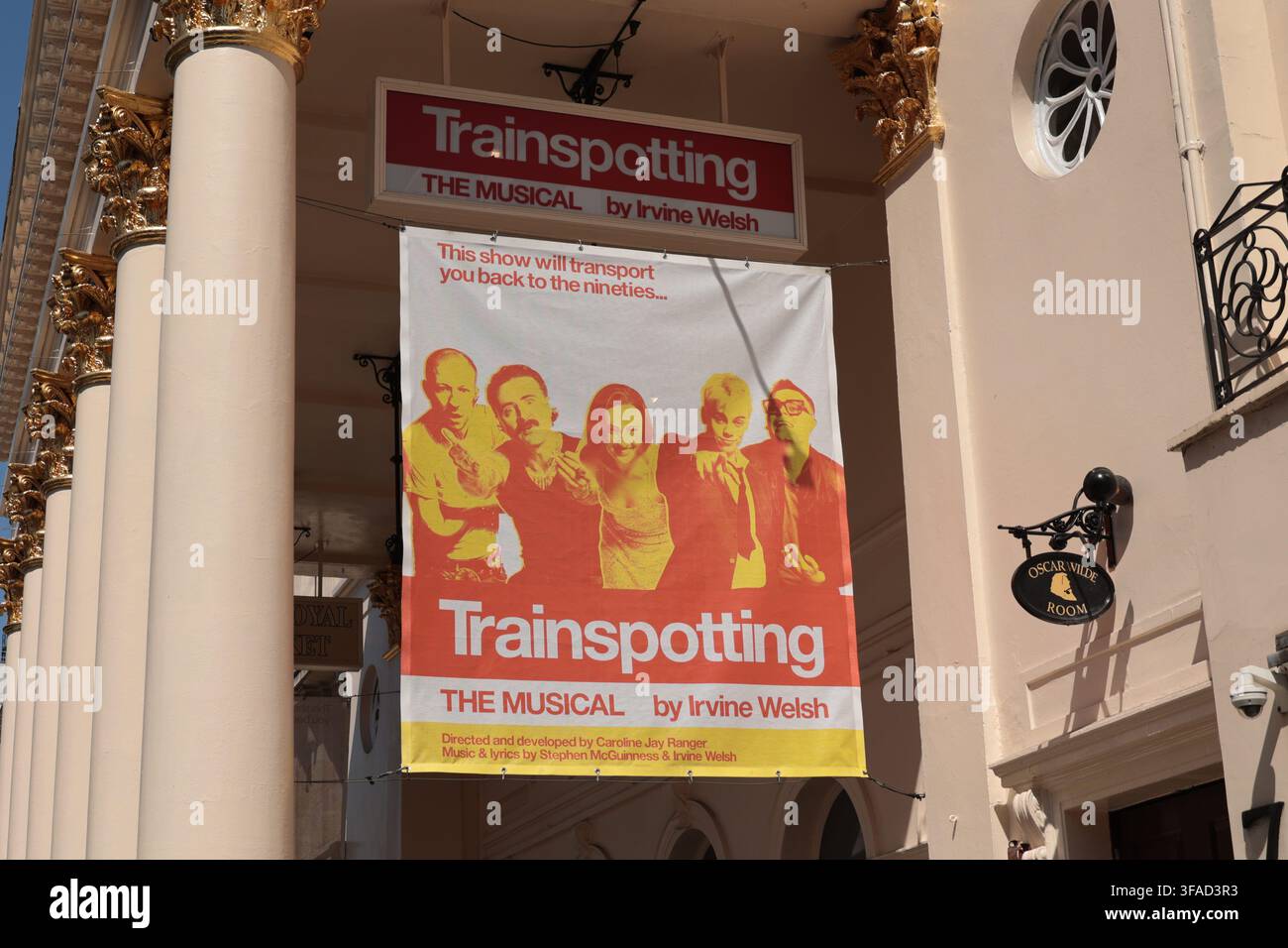 Trainspotting lo striscione del musical su un edificio teatrale, che promuove intrattenimento dal vivo ed eventi culturali. La pubblicità presenta grafiche in stile retrò Foto Stock