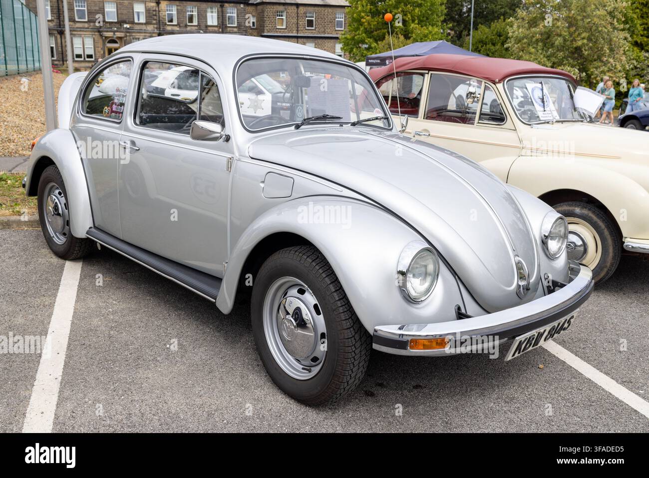Harrogate, Yorkshire UK, 17 agosto 2026: Maggiolino Volkswagen classico argentato con paraurti cromati, fari rotondi e cerchi in acciaio tradizionali parcheggiato Foto Stock